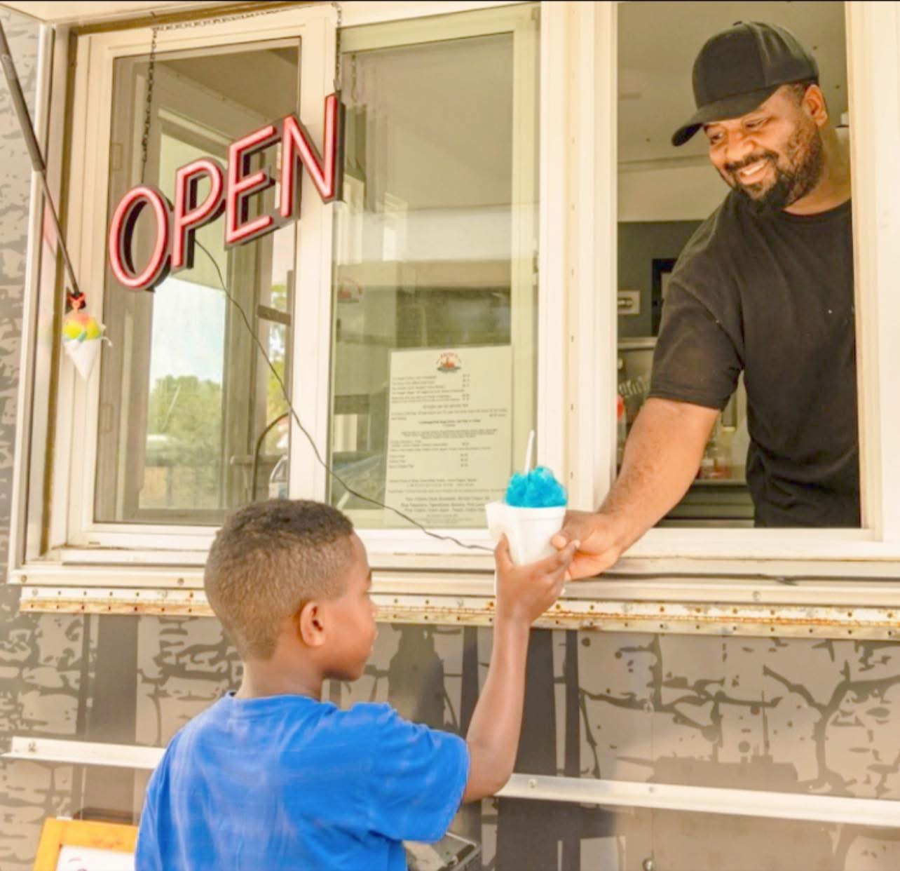An Earnie’s team member serving a guest