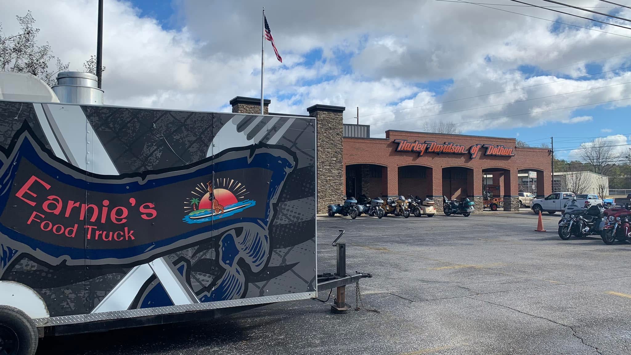 Close view of the Earnie’s Food Truck wrap
